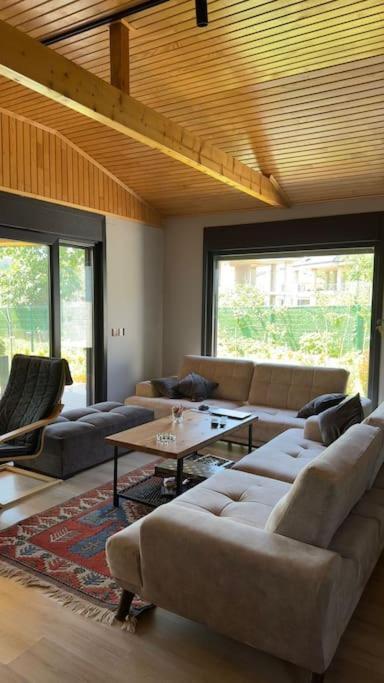 Escape To The Peaceful Countryside Villa อิสตันบูล ภายนอก รูปภาพ